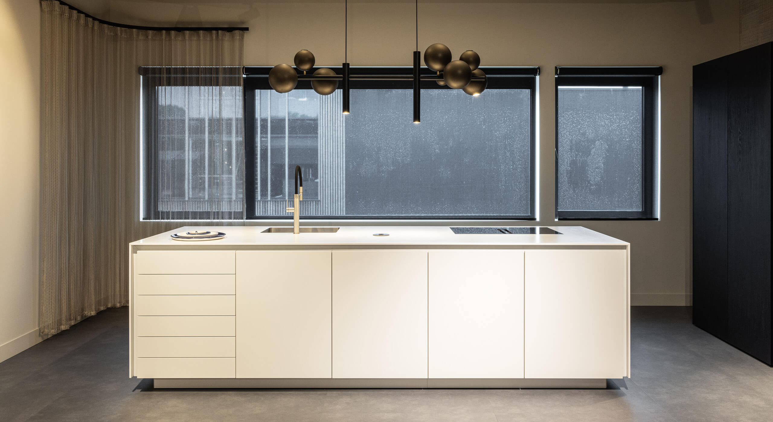 Luxe wit modern kookeiland op maat met spoelbak en lades