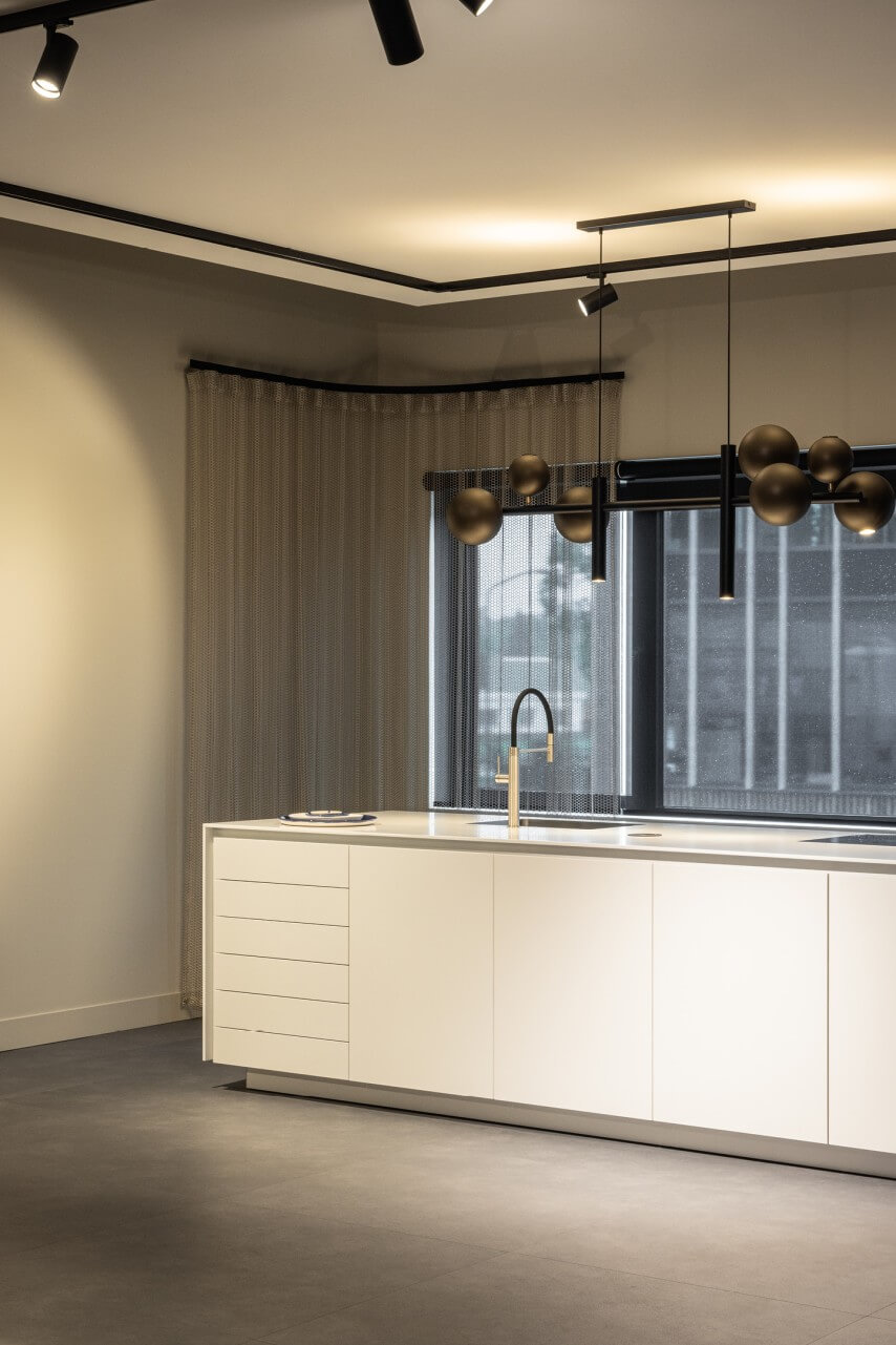 Witte designkeuken op maat door keukenbouwer