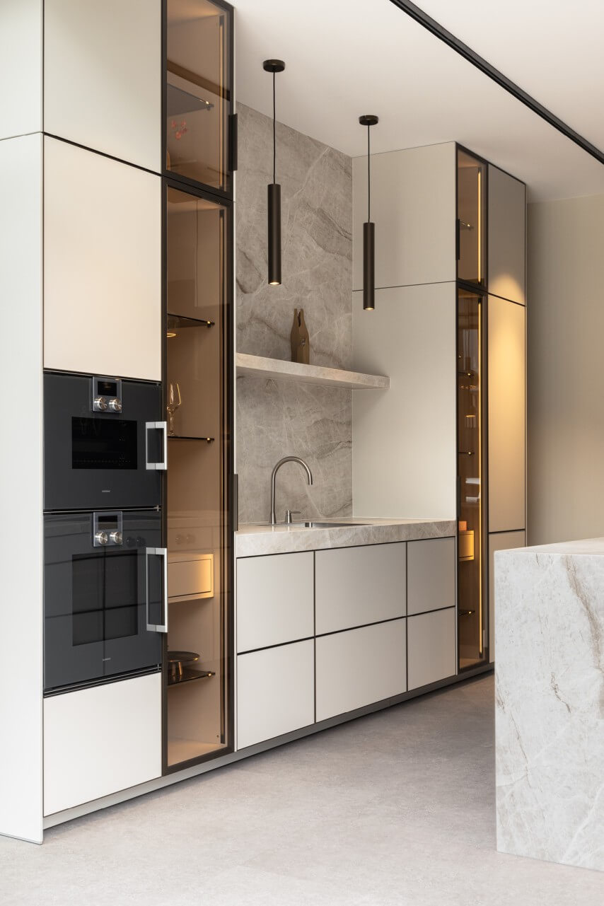 Exclusieve keuken moderne stijl lichte kleur met marmeren kookeiland