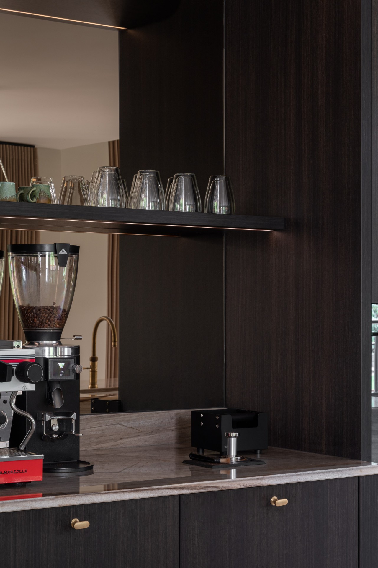 Milligen designkeuken met wit kookeiland High end designkeuken met wit kookeiland en zwarte kastenwand