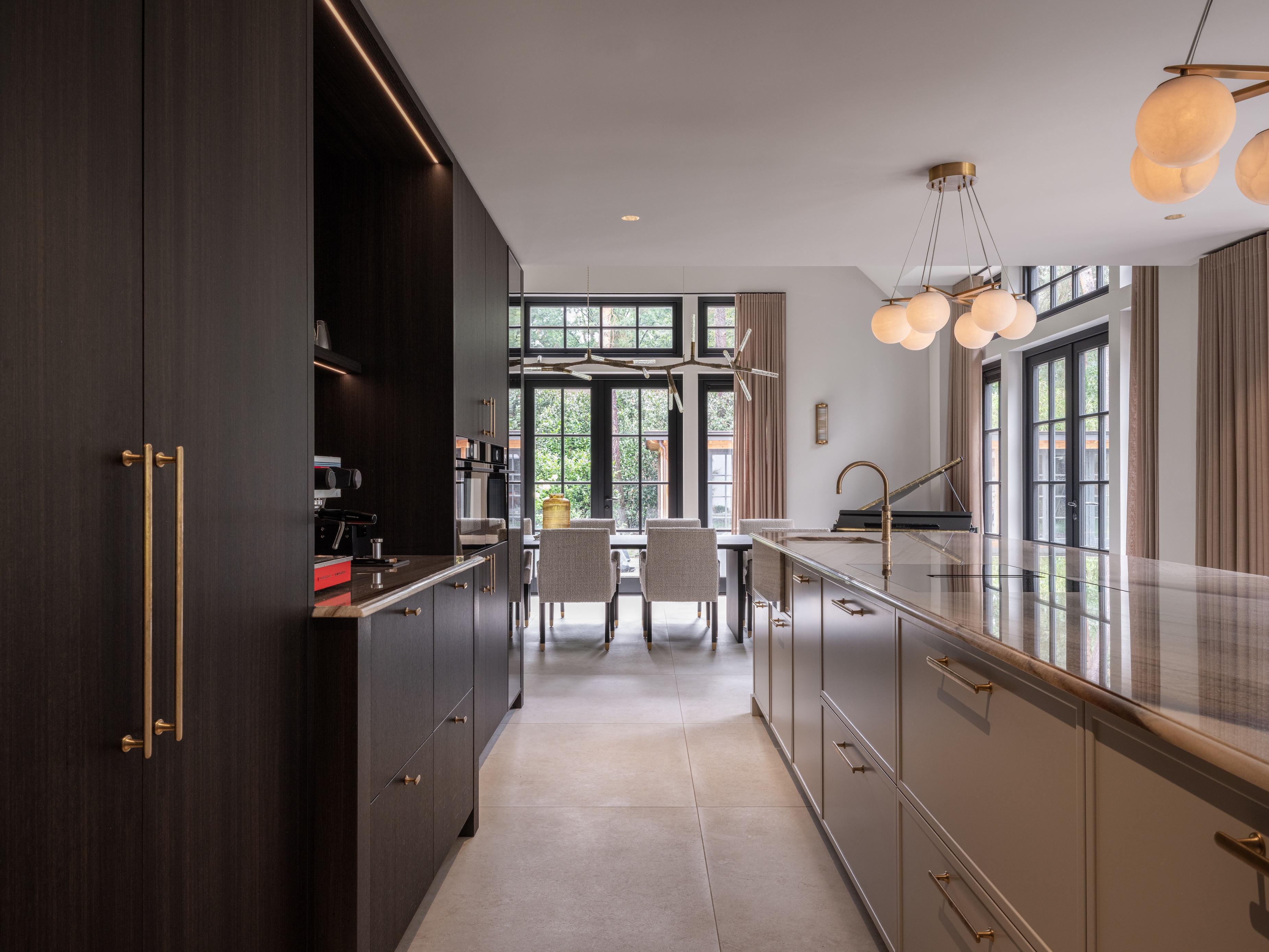 Milligen wit modern kookeiland Luxe wit modern kookeiland op maat met spoelbak en lades