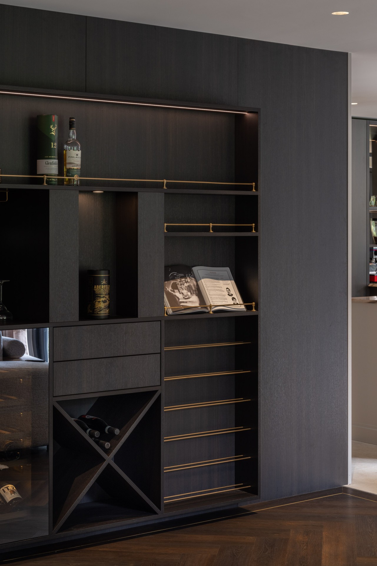 Milligen designkeuken met wit kookeiland High end designkeuken met wit kookeiland en zwarte kastenwand