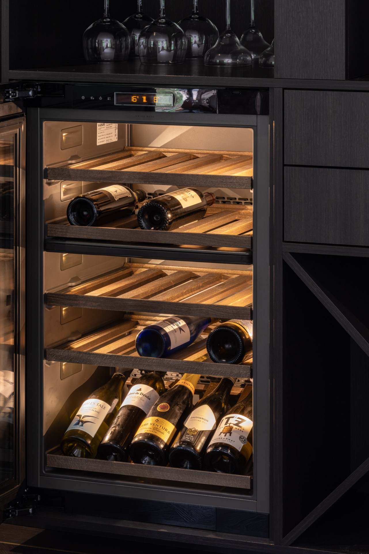 Milligen glazen buffetkast Maatwerk keuken met glazen buffetkast