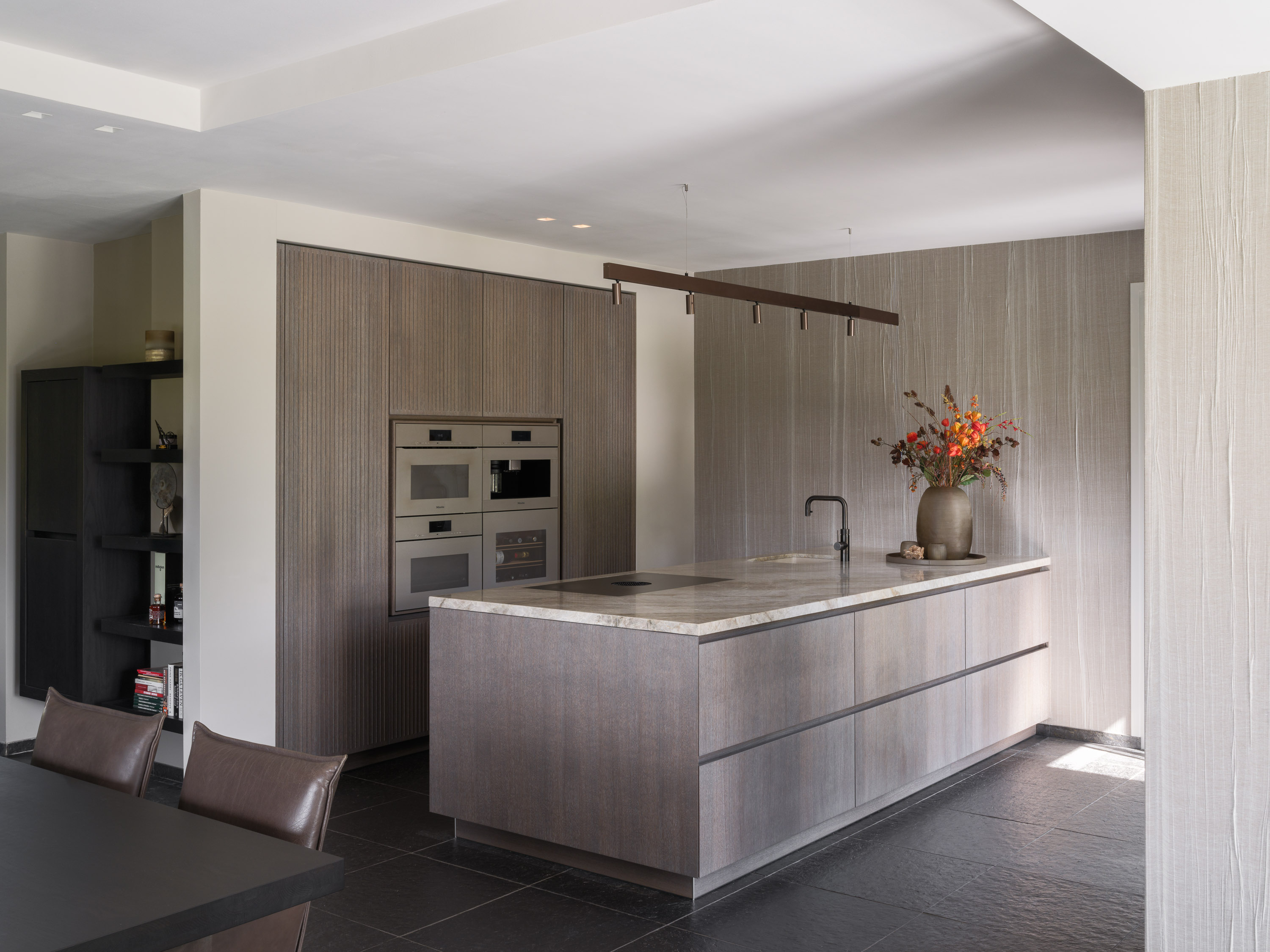 Milligen wit modern kookeiland Luxe wit modern kookeiland op maat met spoelbak en lades