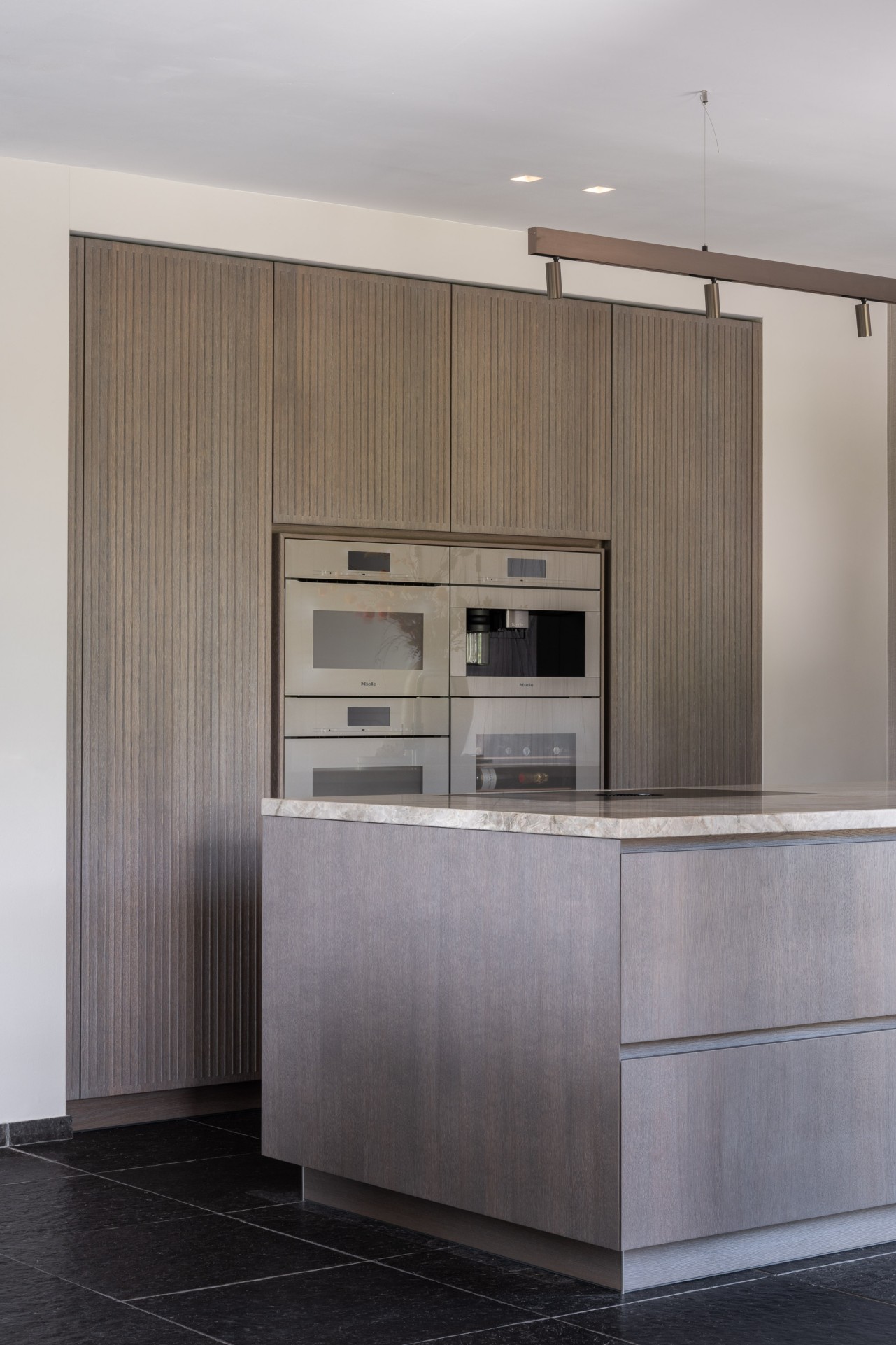 Milligen witte designkeuken Witte designkeuken op maat door keukenbouwer