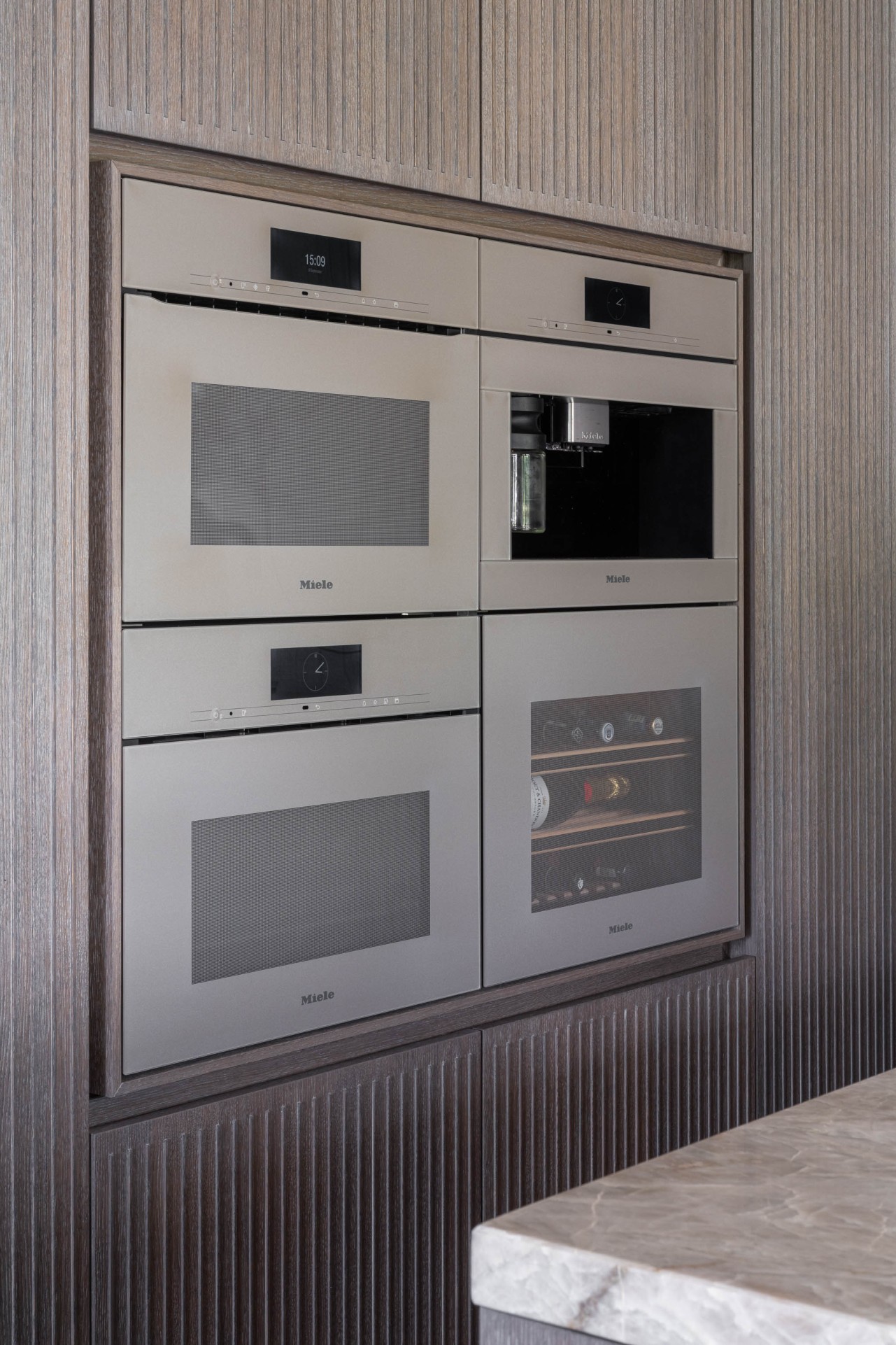 Milligen designkeuken met wit kookeiland High end designkeuken met wit kookeiland en zwarte kastenwand